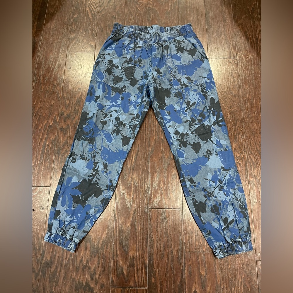 Juicy Couture Women’s Size Medium Jogger Pants Blue Camo Print Chambray Casual